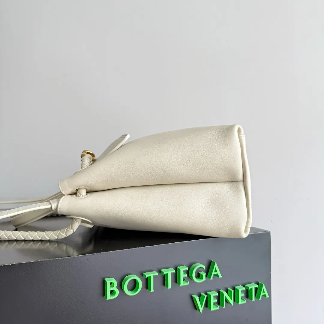 Batch 2360 BottegaVeneta Latest Ciao Ciao Bag Silky cowhide two-way flap handbag with signature twist detail, hidden hook closure, flap can be fastened to the front or attached to the INTRECCIATO woven interior pocket, comes with an adjustable and detachable crossbody strap, interior compartment, and also features a zippered pocket. The surprise flap has various shapes. Style 1 - Cover the bag surface and expose the knot decoration. Style 2 - Place the flap inside the bag. A buckle is also designed. Style 3 - The U-shaped position of the top handle in the hand bag. Style No.: 817231 Size: 34*26*15cm